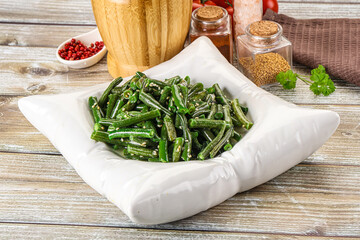 Green bean salad with sesame seeds