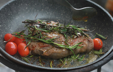 
Pan-fried steak with red tomatoes and rosemary