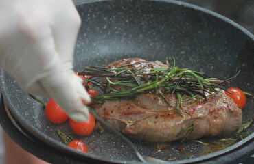 
Pan-fried steak with red tomatoes and rosemary