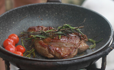 
Pan-fried steak with red tomatoes and rosemary