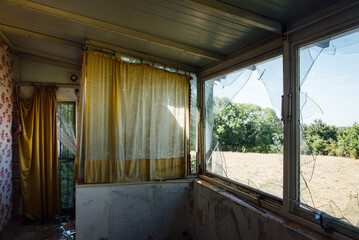 Vitres cassées dans une maison cambriolée. Maison vandalisée. Résidence abandonnée. Squat....