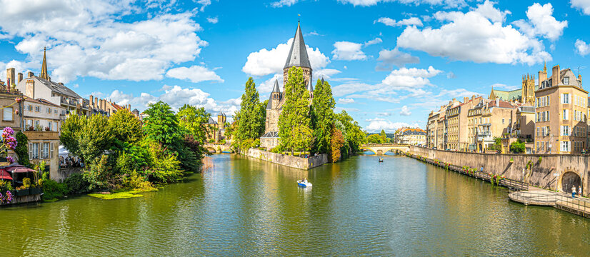 Fototapeta Panoramic view at the Church New Temple in the streets of Metz - France