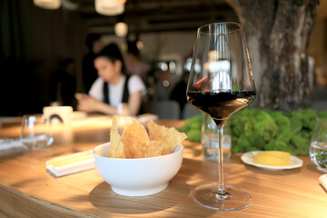 Obraz premium dinner in a restaurant with wine, beautiful table setting, a glass of wine in the foreground