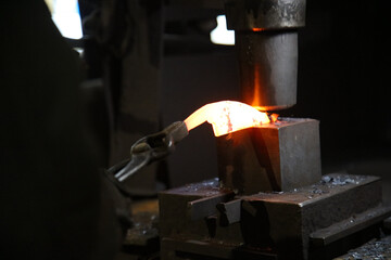 熱した材料を叩いて形を作る職人