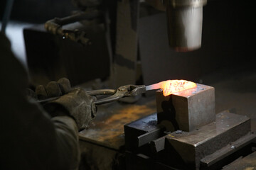 熱した材料を叩いて形を作る職人