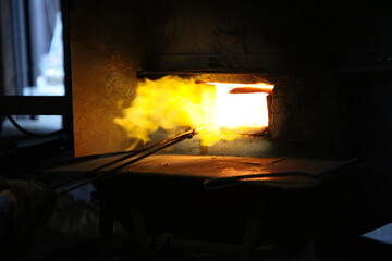 	炉で材料を熱する様子