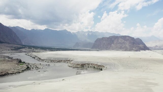 Indus River cutting through Skardu&rsquo;s Cold Desert with Karakoram backdrop. Skardu, Pakistan