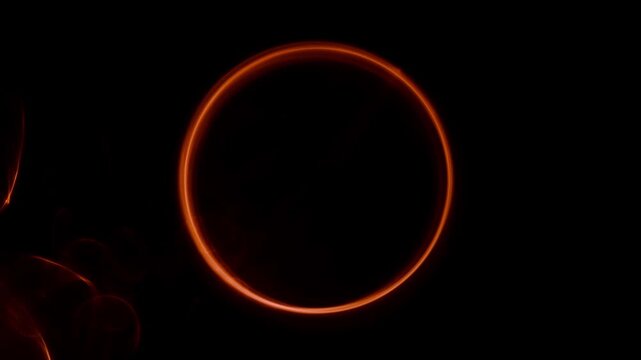 Gro&szlig;er orange leuchtender Kreis mit transparenten Blasen im Hintergrund &ndash; digitales Symbol f&uuml;r IT, Daten, Wissenschaft, Forschung und vernetzte Kommunikation der Zukunft, rund
