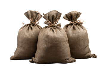 Tre sacchi di iuta marroni, legati in cima con una corda di spago, disposti in primo piano su uno sfondo trasparente.  Da utilizzare per scopi pubblicitari o di catalogo
