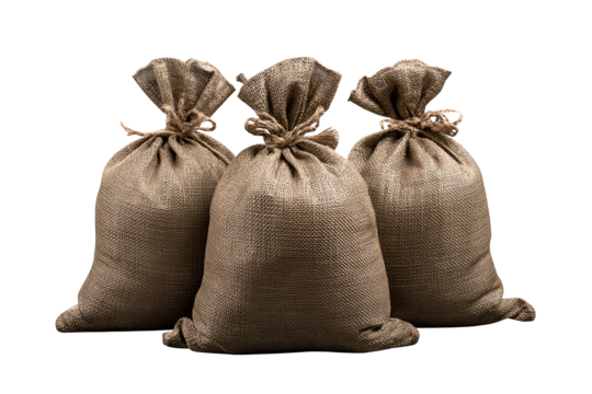 Tre sacchi di iuta marroni, legati in cima con una corda di spago, disposti in primo piano su uno sfondo trasparente.  Da utilizzare per scopi pubblicitari o di catalogo
