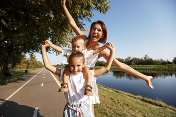 Fototapeta premium Joyful Family Quality Time in the Park With Bright Sunshine
