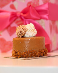 Mini cake on the front of the package with ribbon, can be used for menu photos