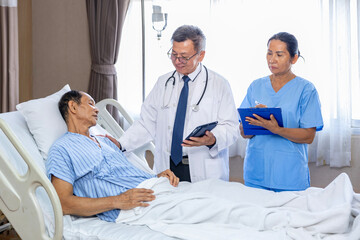Obraz premium Asian doctor is explaining treatment plan to senior patient who suffering from lung cancer in the hospital wing for long term smoking disease and care plan surgery program