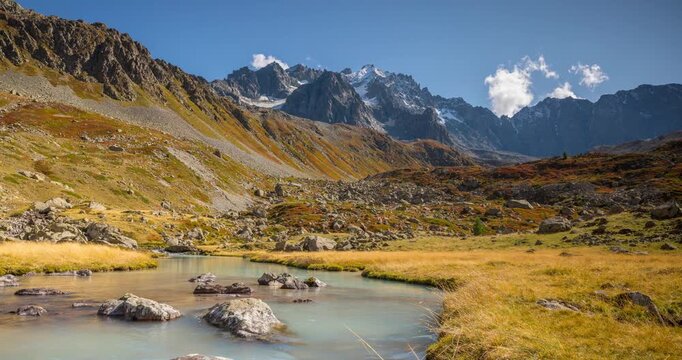 Grand ciel bleu au dessus Glacier d'Arsine dans le Parc national des &Eacute;crins.