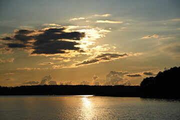 Mazury. Jezioro Kisajno w blasku zachodzącego słońca. Poland.