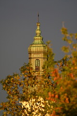 Kopuła kościoła Św.Mikołaja w Bydgoszcz-Fordon Polen, pomalowana złotymi promieniami zachodzącego słońca.