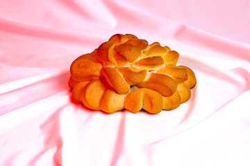 pan trenzado echo con harina de trigo y cocido al horno de leña