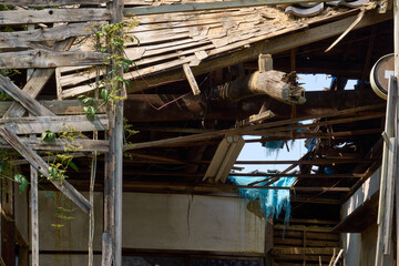 朽ち果てた住宅。空き家問題を象徴するような建物の外観。