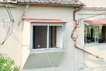 朽ち果てた住宅。空き家問題を象徴するような建物の外観。