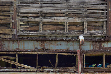 朽ち果てた住宅。空き家問題を象徴するような建物の外観。