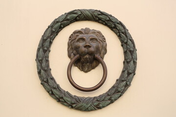 Poignée avec tête de lion et couronne en bronze