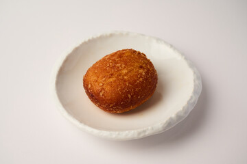 お皿の上のカレーパン