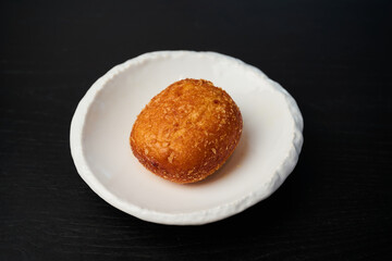 お皿の上のカレーパン