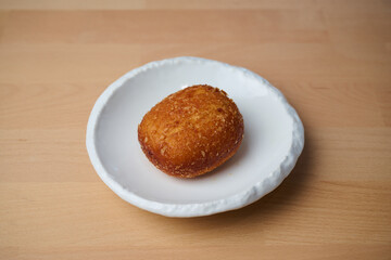 お皿の上のカレーパン