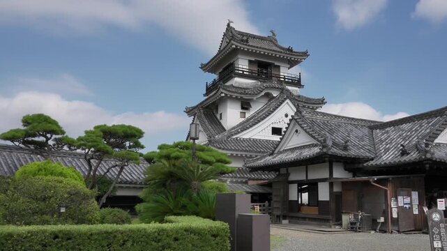 Kochi Castle's tenshu (one of Japan's Top 100 Castles, 12 remaining original keeps), combining traditional Japanese architecture and an exquisite garden, showcases historical charm.