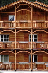 Architettura alpina in legno: balconi tradizionali e finestre di un edificio montano