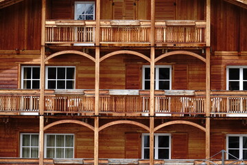 Architettura alpina in legno: balconi tradizionali e finestre di un edificio montano
