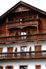 Architettura alpina in legno: balconi tradizionali e finestre di un edificio montano