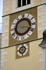 Torre campanaria storica con orologi decorati a Bressanone, architettura e arte sacra