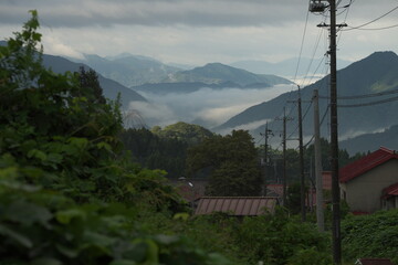 日本の早朝の山並みと雲海 © M.Masary
