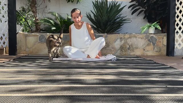 Mujer sentada acariciando a su gato 4K