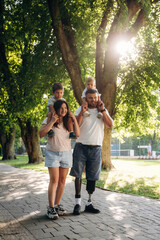 Obraz premium Family of father that is amputee with prosthesis, mother and two kids