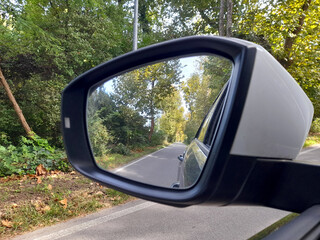 Specchietto retrovisore dell'auto - Guidare in campagna © Alfons Photographer