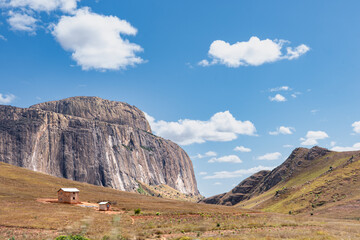 Le rocher historique de la RN7 de Madagascar reliant tananarive à Tuléar, le mont Ifandana,...