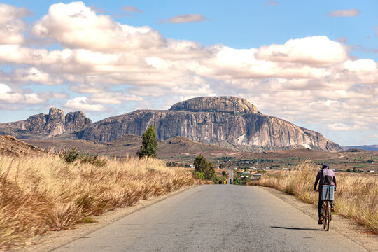 Le rocher historique de la RN7 de Madagascar reliant tananarive &agrave; Tul&eacute;ar, le mont Ifandana, appel&eacute; aussi le bonnet de l&rsquo;&eacute;v&ecirc;que.