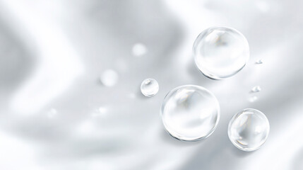 白い背景に浮かぶ透き通った泡の軽やかな演出（美容・コスメ・スキンケア）	