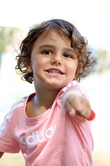 Bimba che porge la manina 