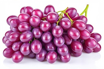 Saftige rote Trauben – Nahaufnahme eines Traubenbundes mit glänzender Oberfläche auf weißem Hintergrund, ideal für Wein-, Gesundheits- oder Ernährungsthemen