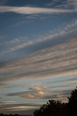 bewölkter Himmel, besondere Wolken am Himmel, blauer Himmel, viele Wolken