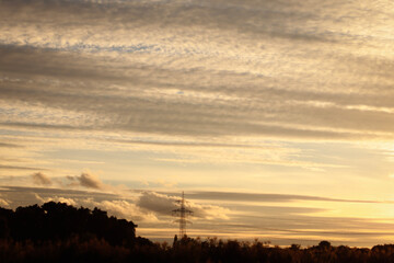 bewölkter Himmel, besondere Wolken am Himmel, blauer Himmel, viele Wolken