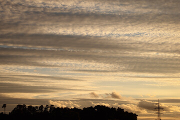 bewölkter Himmel, besondere Wolken am Himmel, blauer Himmel, viele Wolken