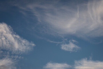 bewölkter Himmel, besondere Wolken am Himmel, blauer Himmel, viele Wolken