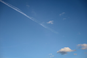 bewölkter Himmel, besondere Wolken am Himmel, blauer Himmel, viele Wolken