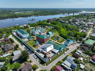 Obraz premium A high-angle aerial shot of the Annunciation Monastery complex with its red and white buildings and green roofs, located near the Oka River.