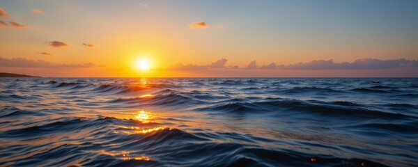 Obraz premium Ocean Waves at Colorful Sunrise