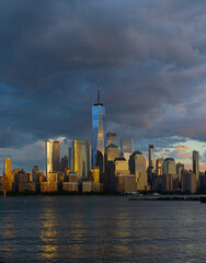 Fototapeta premium NYC skyline with skyscrapers. Panorama of Manhattan and Brooklyn. New York City skyline with Hudson River views. Downtown NYC. New York from waterfront skyline. Financial District skyline of New York.